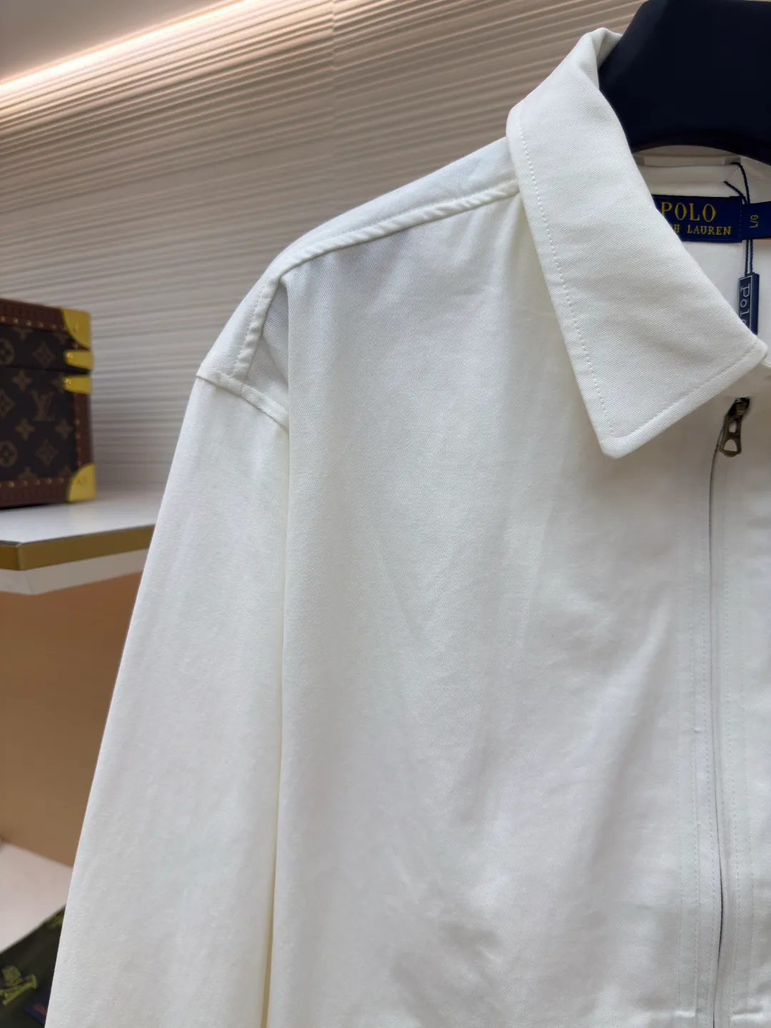 Ralph Lauren embroidered zipper jacket ●Original version: Purchased and developed by 4161 ●Item No.: 1680773-B10 ●Fabric: Clouded white twill cotton fabric ●Technology: Embroidery production ●Version: Fitted version ●Weight: about 570 grams ●Size: S-M-L-XL ●Description: Customized clouded white twill cotton, soft and silky, comfortable and close to the skin, dressed in pure white, exuding an innate elegance The exquisite indigo pony logo is embellished throughout. It is highly recognizable and carries an atmosphere of freedom and vitality. It is a symphony of pure and smart colors. It reconstructs the classics with neat styles and defines modern relaxation with versatile genes. Imported machine embroidery technology is used. Advanced computer control systems and precision mechanical components are used to achieve the iconic pony embroidery operation. High precision. The lines are smooth and delicate. The template machine opens the bag. The preset template guides the position, shape and size of the bag opening. The accuracy ensures the quality of the bag opening effect. The hem is made at one time using a three-needle waist-drawing machine. The elastic band and the fabric are sewn together in the same process using the machine's special needle position and feeding mechanism. The three-needle design is stronger and can evenly distribute pressure. Make sure that the elastic band and the fabric fit tightly, and the fabric has been washed carefully to have a better hand feel, not easy to deform, not easy to shrink, not easy to fade, and maintain long-term beauty. The overall wiring is straight and delicate, the fabric is comfortable and soft, and the color is consistent without color difference. It can be matched with the same style to create a fashionable look and control various occasions. Customized accessories, complete with three standards, same style for men and women!